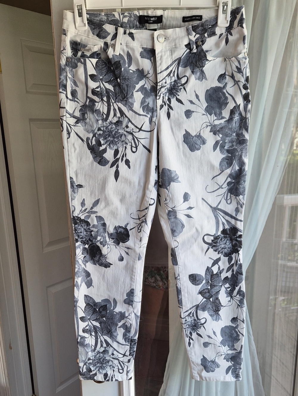 Nine West White Cropped Pants with Gray Floral Print